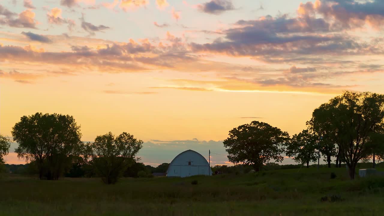시간이 지남에 따라 색상이 변하는 황혼 하늘을 보여주는 타임랩스