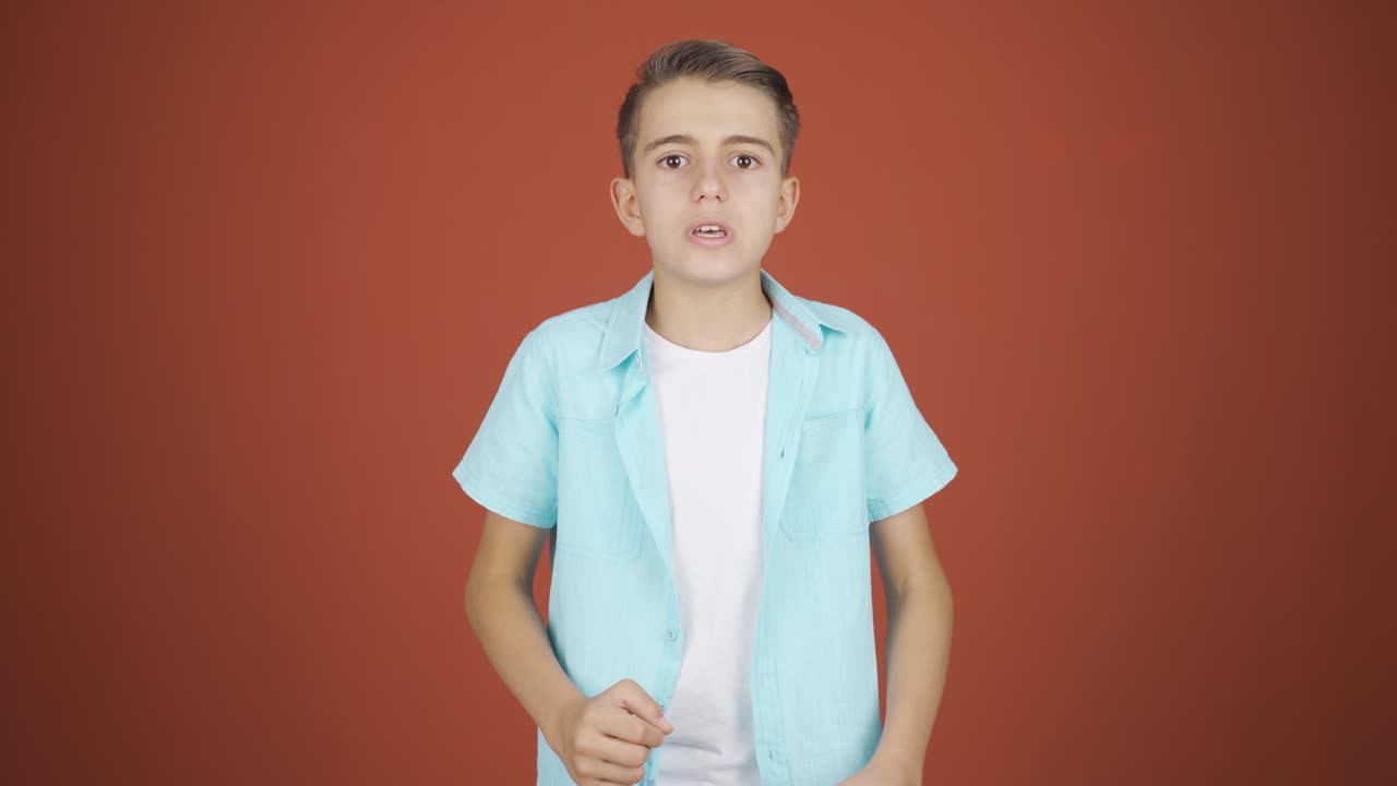 el chico enojándose con la cámara.