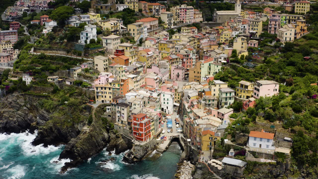 italienisches dorf riomaggiore, hohe luftaufnahme der küste