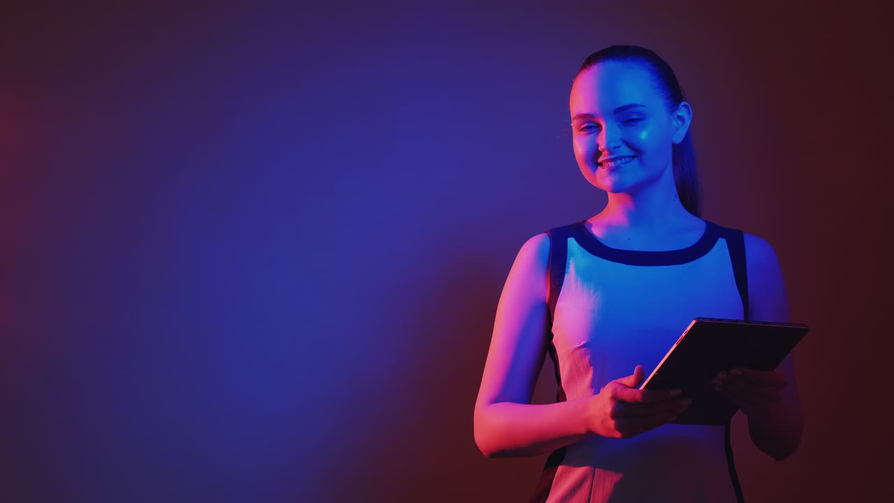 Tecnologia innovativa, software AI, luce al neon, donna.