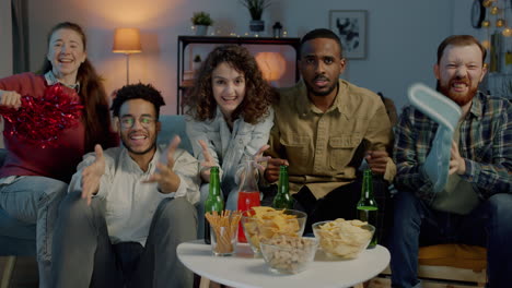 friends watching a game