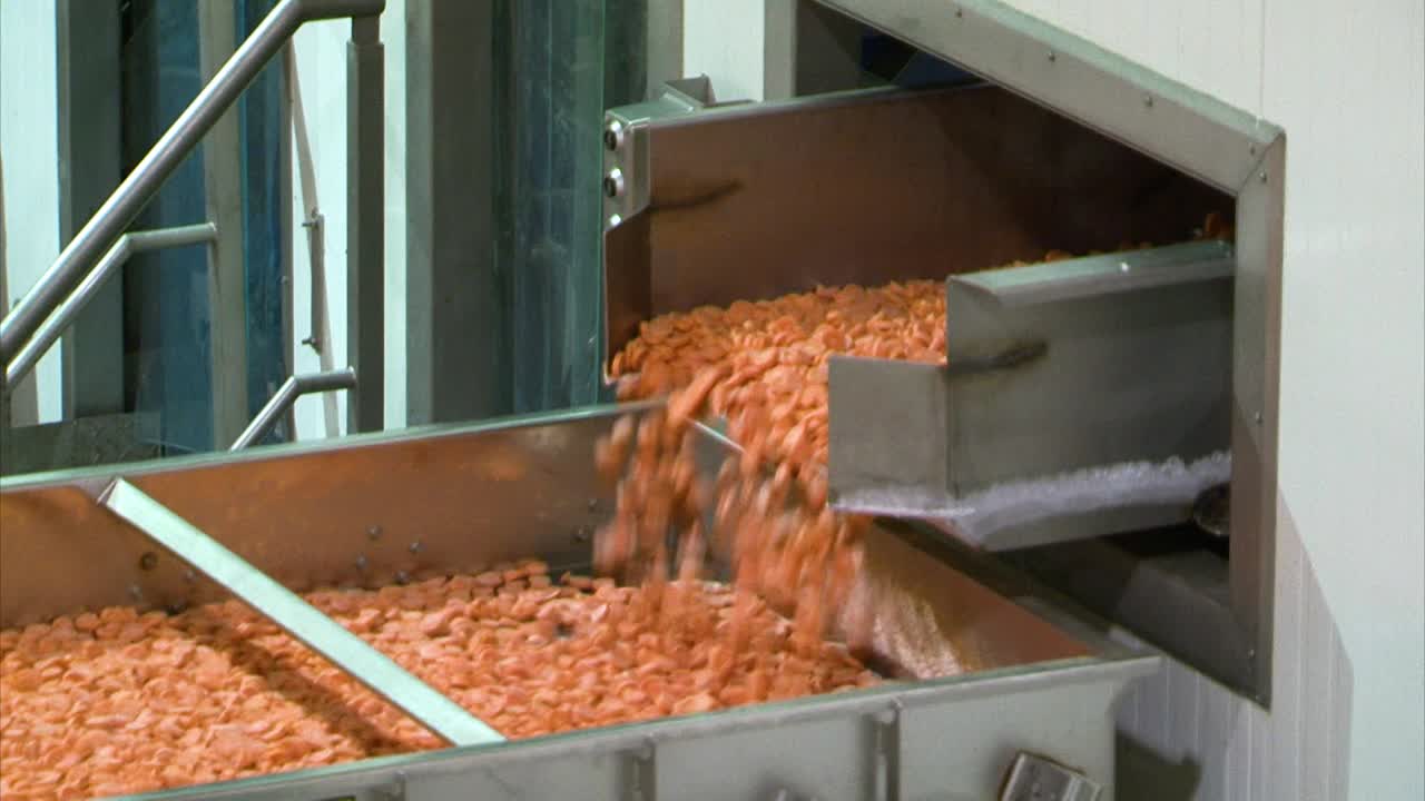 машина для сортировки продуктов, сортировка замороженной моркови перед упаковкой