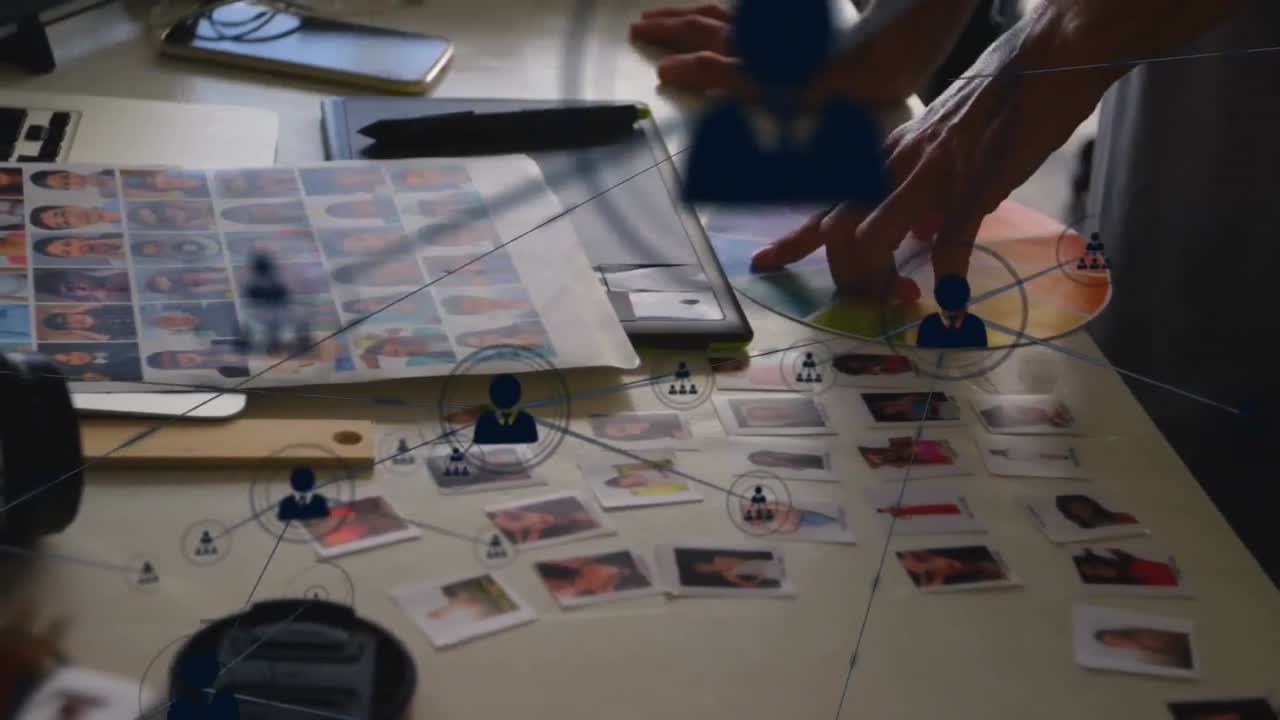 animação de rede de conexões com ícones sobre a mulher usando amostra de cores