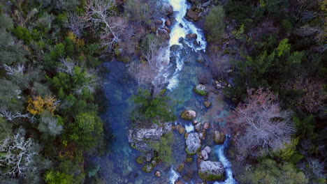 Bosque,-Río-Y-Un-Puente-Desde-Arriba,-Disparos-De-Drones