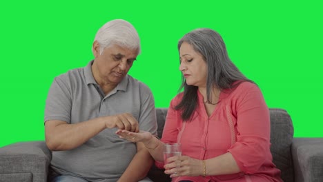 Alte-Indische-Frau-Gibt-Ihrem-Kranken-Mann-Medizin,-Greenscreen