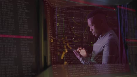 animación del procesamiento de datos sobre ingeniero informático afroamericano y servidores informáticos