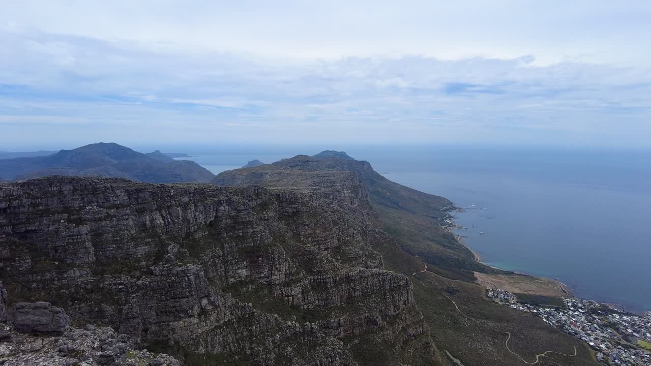 Vista panoramica di Camps Bay e delle montagne dei Dodici Apostoli dalla Table Mountain a Città del Capo, Sudafrica