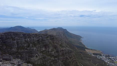 Vista-Panorámica-De-La-Bahía-De-Camps-Y-Las-Montañas-De-Los-Doce-Apóstoles-Desde-Table-Mountain-En-Ciudad-Del-Cabo,-Sudáfrica