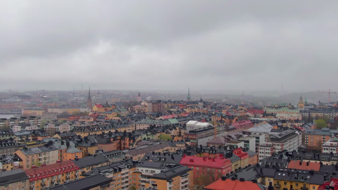 Ripresa aerea dall'alto con effetto dolly su Södermalm, Stoccolma, in una giornata di inizio primavera con cielo molto nuvoloso, per catturare la bellezza urbana