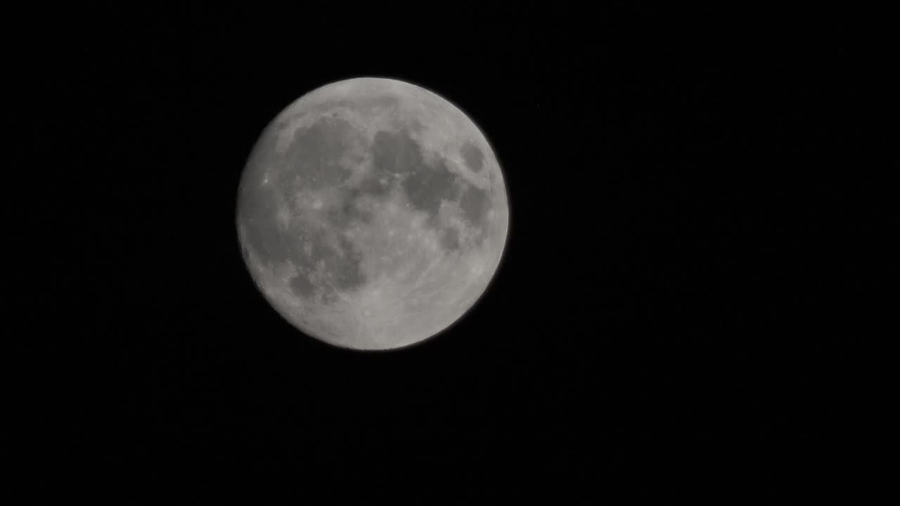 Eclipse da lua atrás das nuvens, filme dramático.