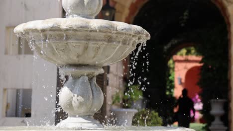 agua salpicando rítmicamente de una fuente de piedra