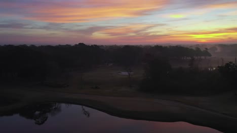 Cielo-Colorido-Una-Mañana-Temprano-En-Point-Clear-Alabama-Sobre-Un-Campo-De-Golf