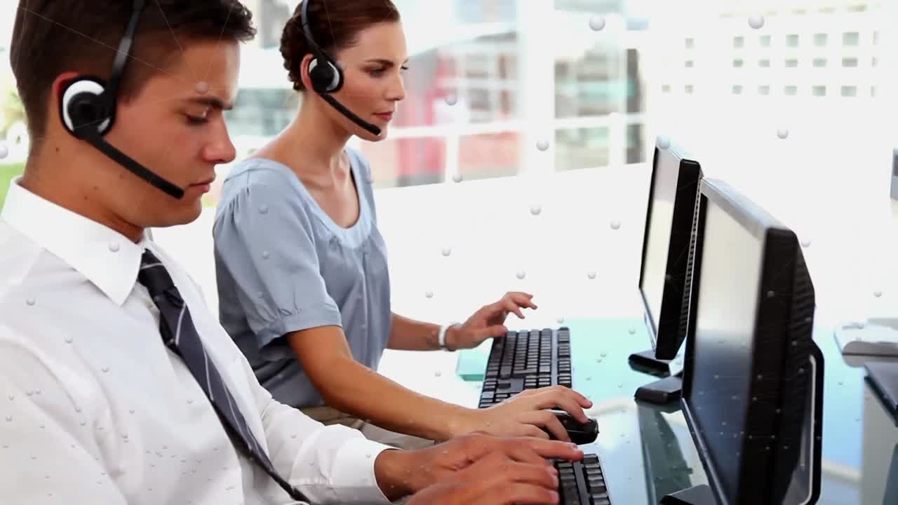 animación de la red de conexiones a través de personas de negocios que usan auriculares telefónicos