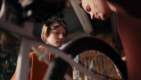 tutorial de reparación de bicicletas para jóvenes mecánicos. pedaleando hacia el conocimiento: educación de reparación de bicicletas para niños