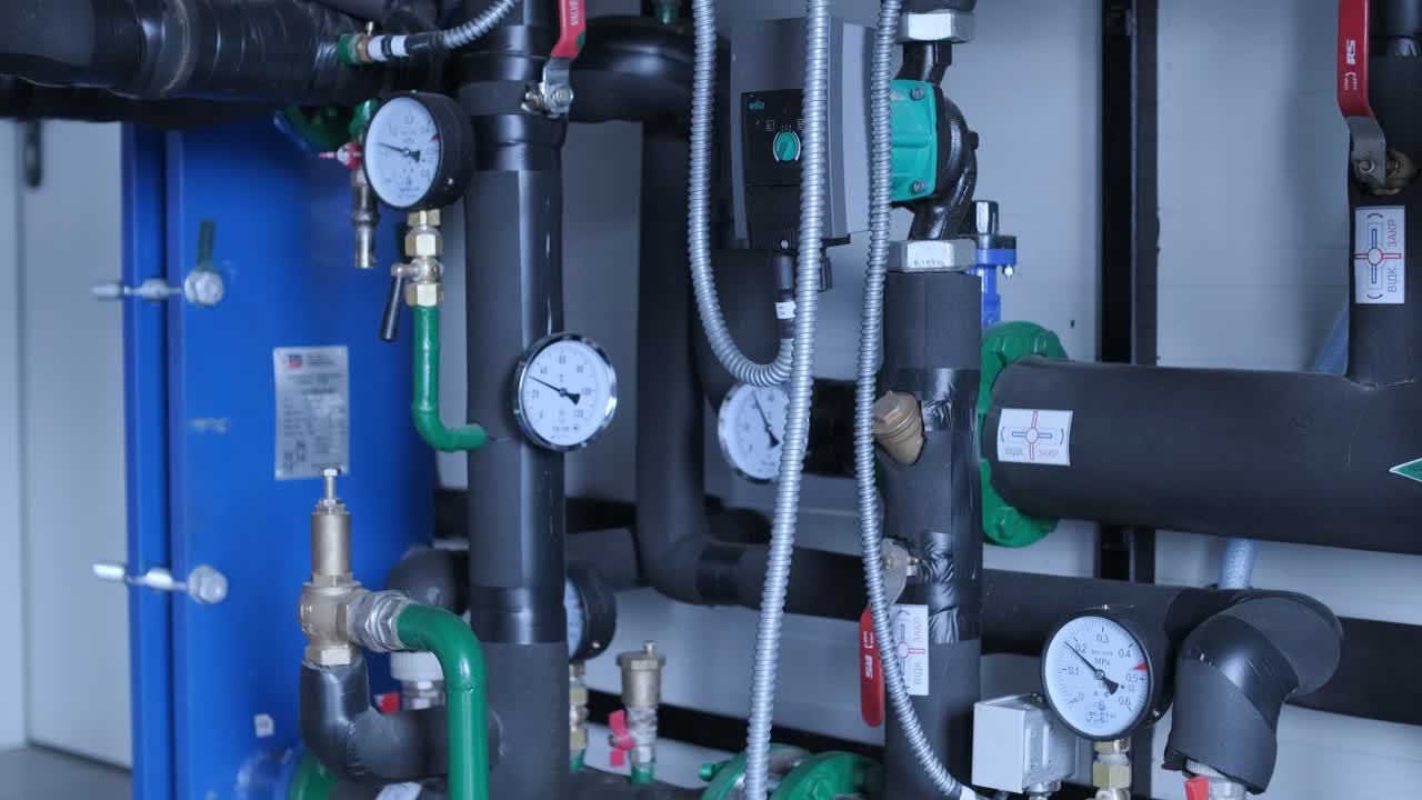 moderna sala de calderas de gas industriales equipadas para el proceso de calefacción. calderas, tuberías y válvulas de gas de calentamiento.