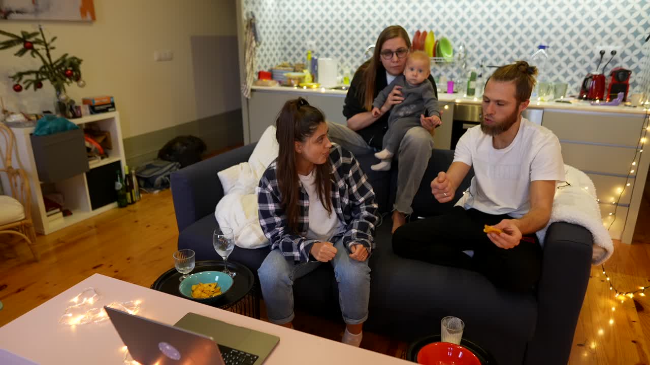 가족이 비디오 통화를 보고 있습니다.