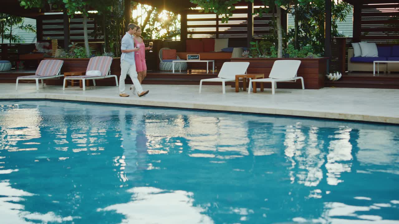 럭셔리 리조트 에서 휴가를 즐기는 부부