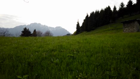 Bonita-Vista-Del-Valle-De-Seriana-Y-La-Montaña-De-Los-Alpes-Orobie,-Bérgamo