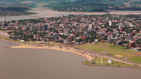 Vista-Aérea-De-Encarnación,-Paraguay,-Con-Su-Hermosa-Playa-Y-Restaurantes.