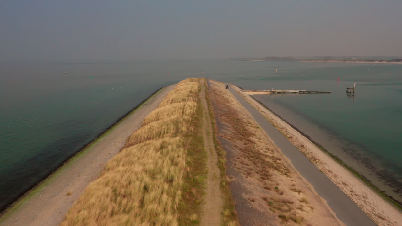 aéreo: puerto y parque de vacaciones durante el brumoso día de primavera