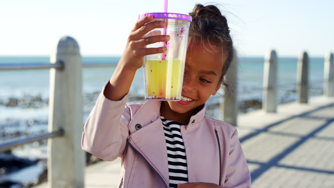 해변에서  ⁇ 스를 마시는 행복하고 편안한 소녀