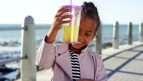feliz, relajarse y chica con jugo en la playa