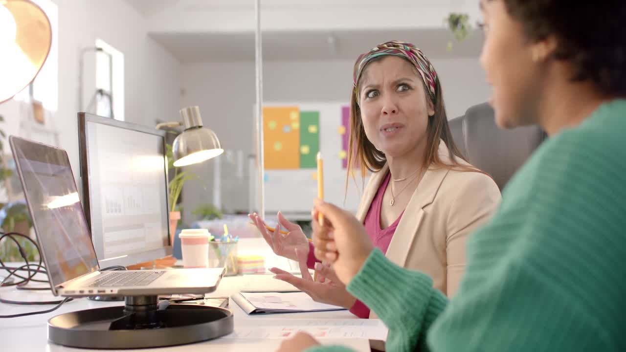 diversas colegas de negocios en discusión usando computadora portátil en una reunión casual en la oficina, cámara lenta