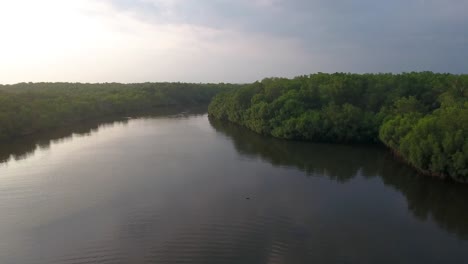 Luftaufnahmen-Entlang-Einer-Flussmündung-In-El-Paradon-Guatemala-1