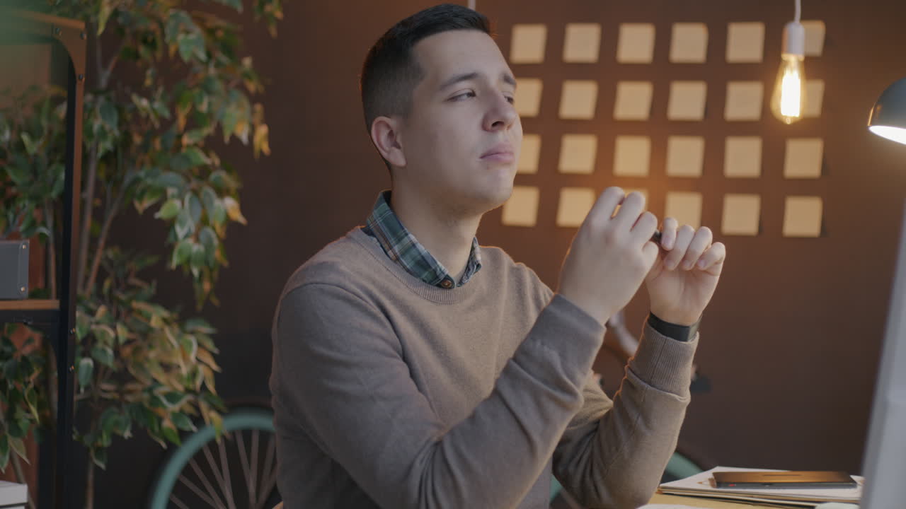 책상 에서 일 하는 사람