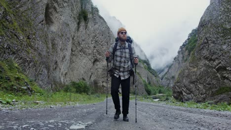 caminar en un valle de montaña