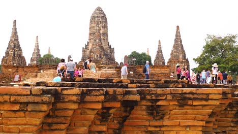 turistas que visitan el templo histórico en tailandia