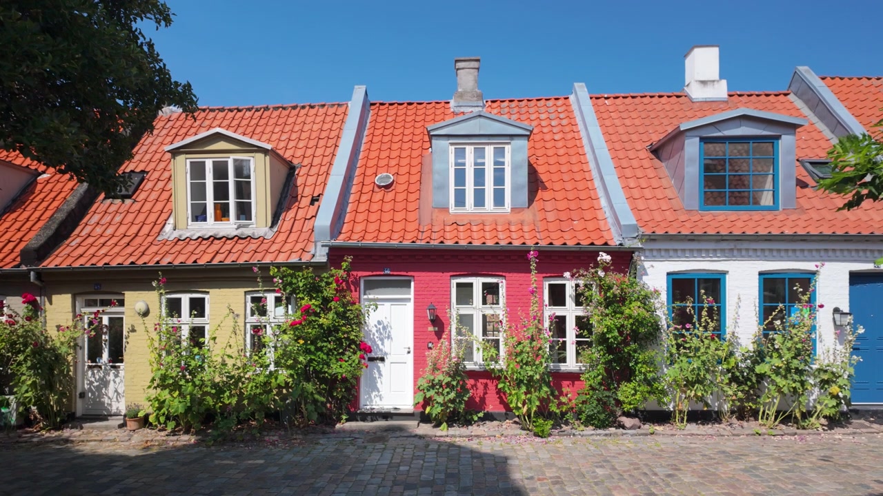 Mollestien er en historisk, malerisk brostensbelagt gade i Aarhus med farverige gamle huse. Stabil optagelse.