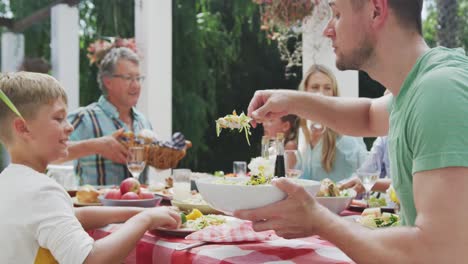 Glückliche-Familie,-Die-Zusammen-Am-Tisch-Isst