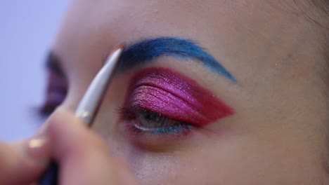 aplicación creativa de maquillaje para los ojos