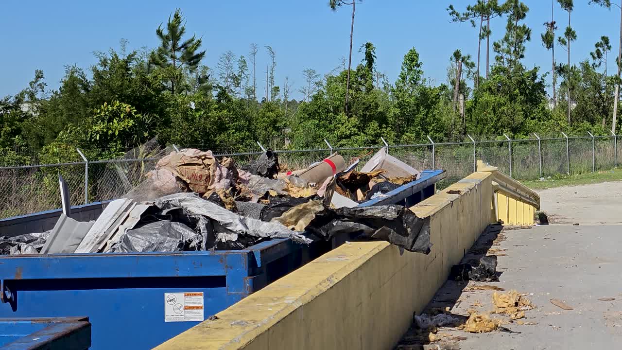 un contenedor de basura de garaje lleno de escombros de construcción