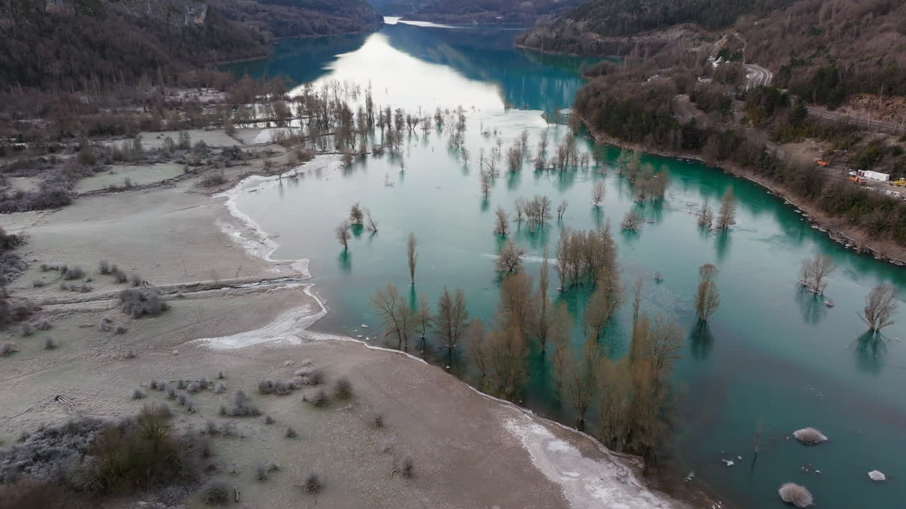 lago congelado con árboles inundados, vista aérea