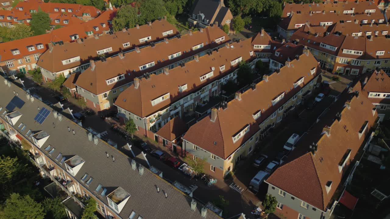 Bovenaanzicht van typisch oranje Nederlandse daken en huizen in een woonwijk deel 4 van 4