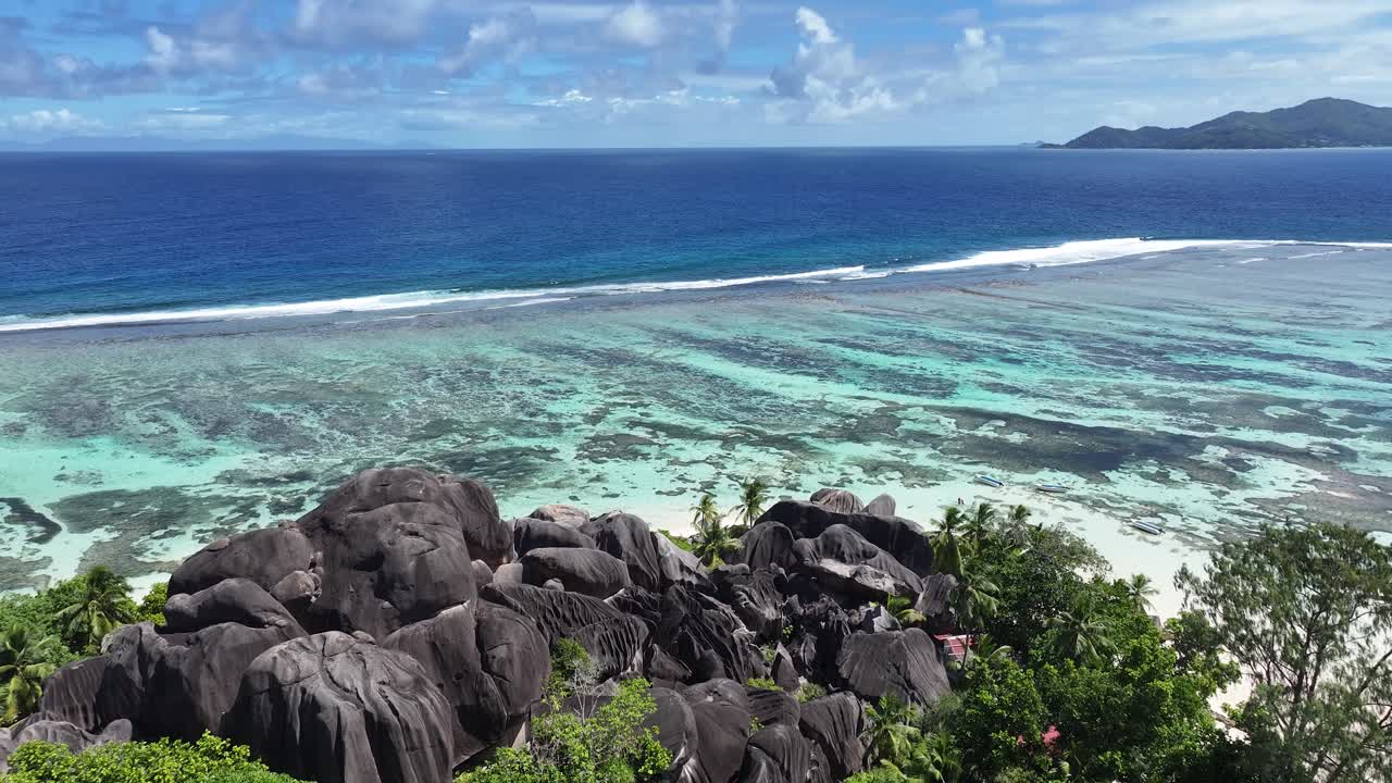 anse fuente d plata playa en la isla de la digue en victoria seychelles