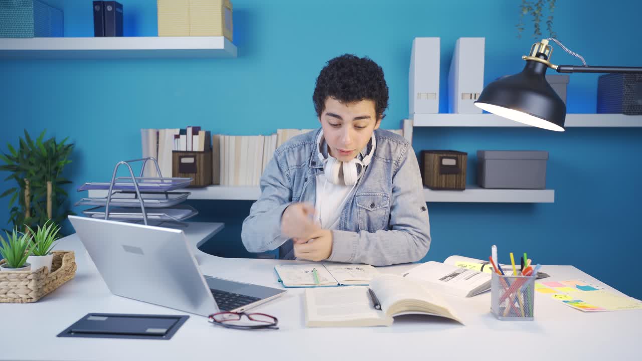 젊은 학생은 그가 읽은 것에 놀랐고 감명을 받았습니다.