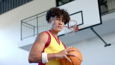 Un-Joven-Birracial-Posa-En-La-Cancha-De-Baloncesto.