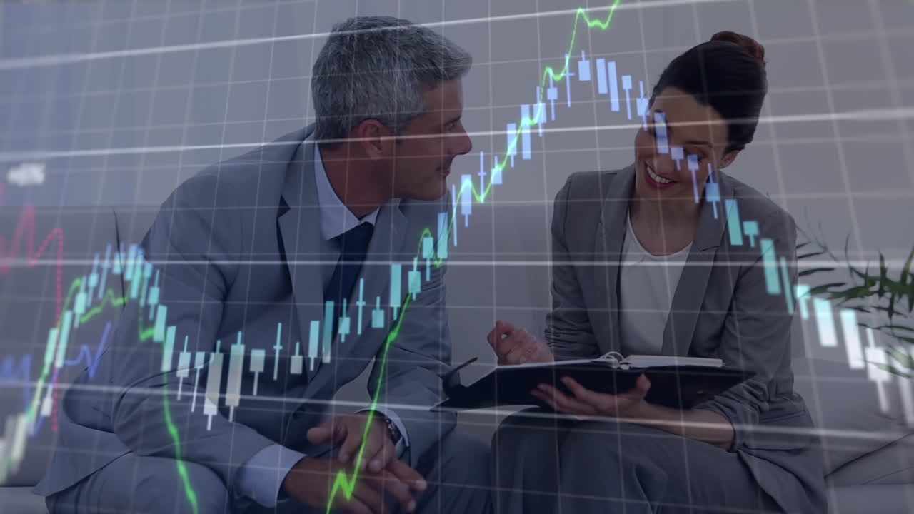 animación de procesamiento de datos sobre hombre de negocios caucásico y mujer de negocios discutiendo en la oficina.