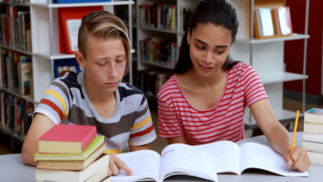 estudiantes atentos estudiando en la biblioteca