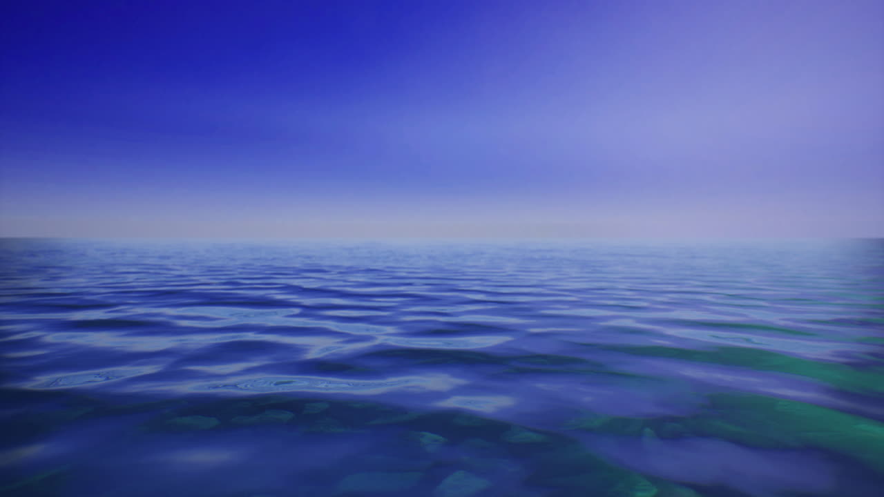 calma agua azul del océano bajo un cielo sereno al atardecer cerca del horizonte