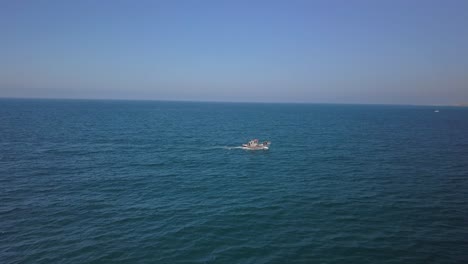 La-Ciudad-De-Almerimar-En-Almería-Durante-Un-Día-Soleado-De-Verano,-Siguiendo-Un-Bboat-De-Pesca