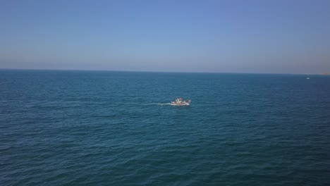 la ciudad de almerimar en almería durante un día soleado de verano, siguiendo un bboat de pesca