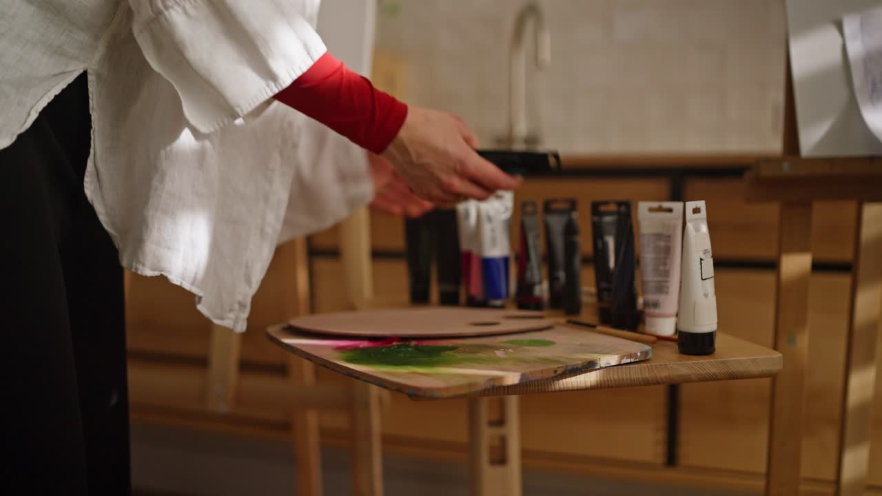 미술 스튜디오 에서 그림 을 그리는 여자