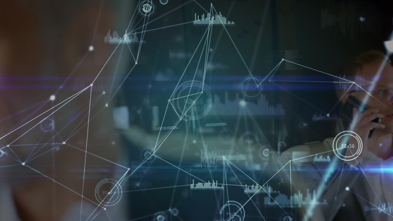 animación del procesamiento de datos financieros sobre un hombre de negocios caucásico hablando por teléfono inteligente