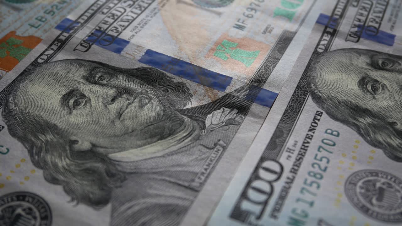 billetes de cien dólares colocados en la mesa. primer plano