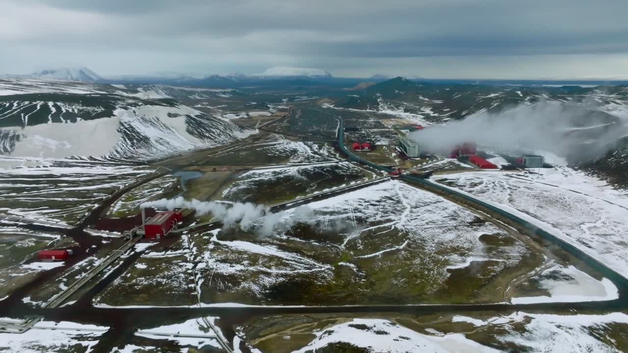 взгляд с воздуха на электростанцию крафла в исландии.