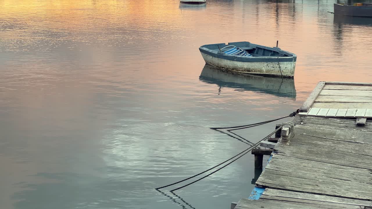 바다에서 버려진 내부에 접힌 의자와 함께 시 보트의 정적 뷰